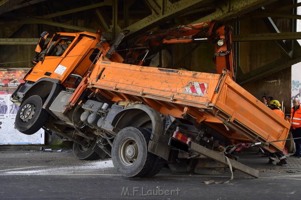 LKW blieb unter Bruecke haengen Koeln Deutz Deutz Muelheimerstr P041.JPG - Miklos Laubert